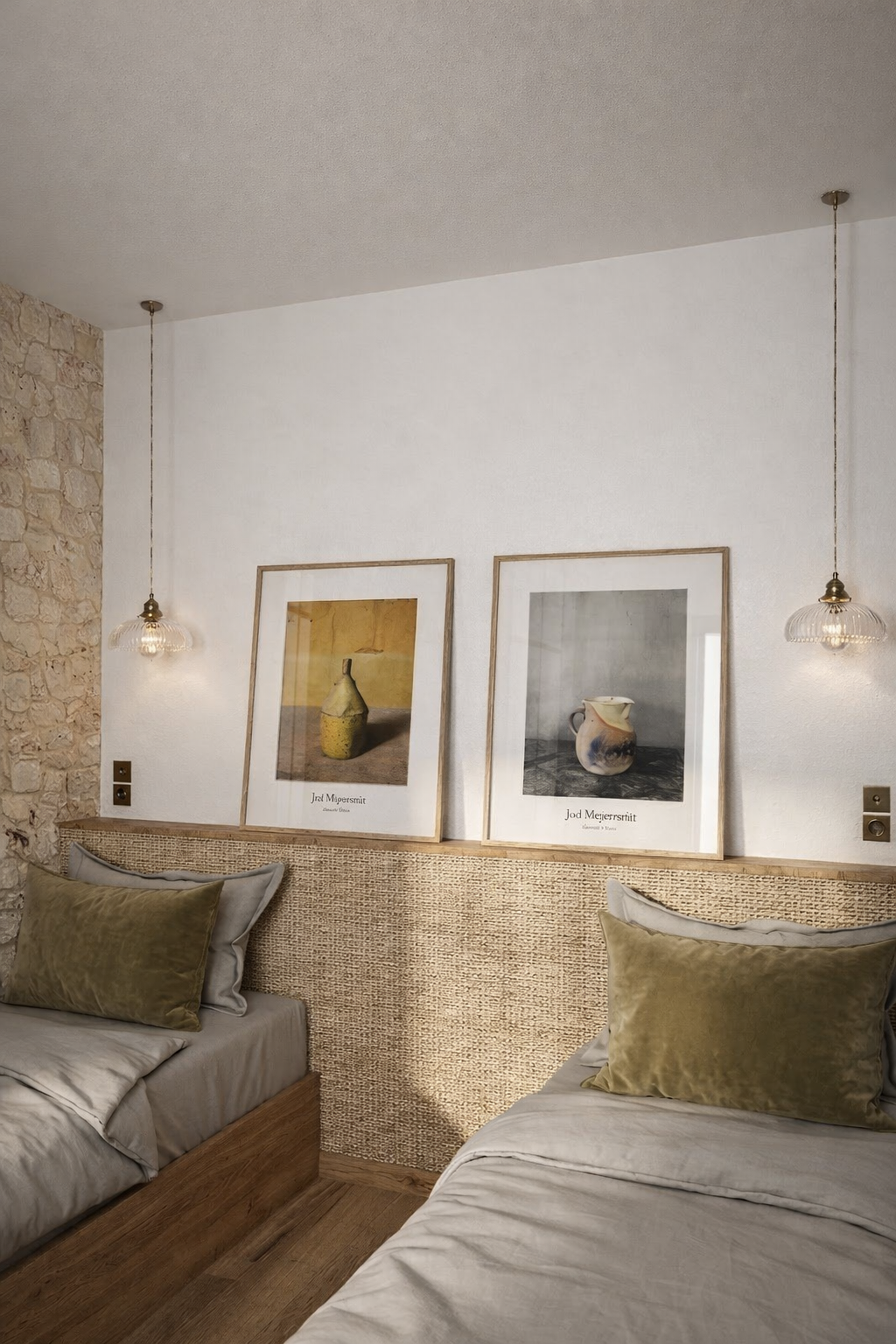 Chambre à deux lits, mur en pierre apparente et tête de lit en fibre naturelle, deux affiches encadrées posées sur une tablette, suspensions en verre et coussins vert olive